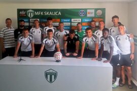 Hráči MFK Skalica s viceprezidentom ÚFP Martinom Dobrotkom počas návštevy Únie futbalových profesionálov