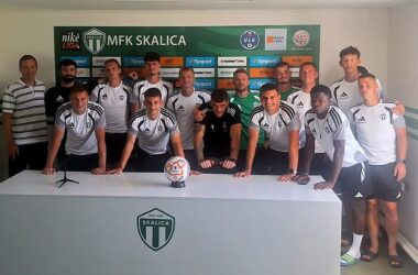 Hráči MFK Skalica s viceprezidentom ÚFP Martinom Dobrotkom počas návštevy Únie futbalových profesionálov