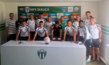 Hráči MFK Skalica s viceprezidentom ÚFP Martinom Dobrotkom počas návštevy Únie futbalových profesionálov